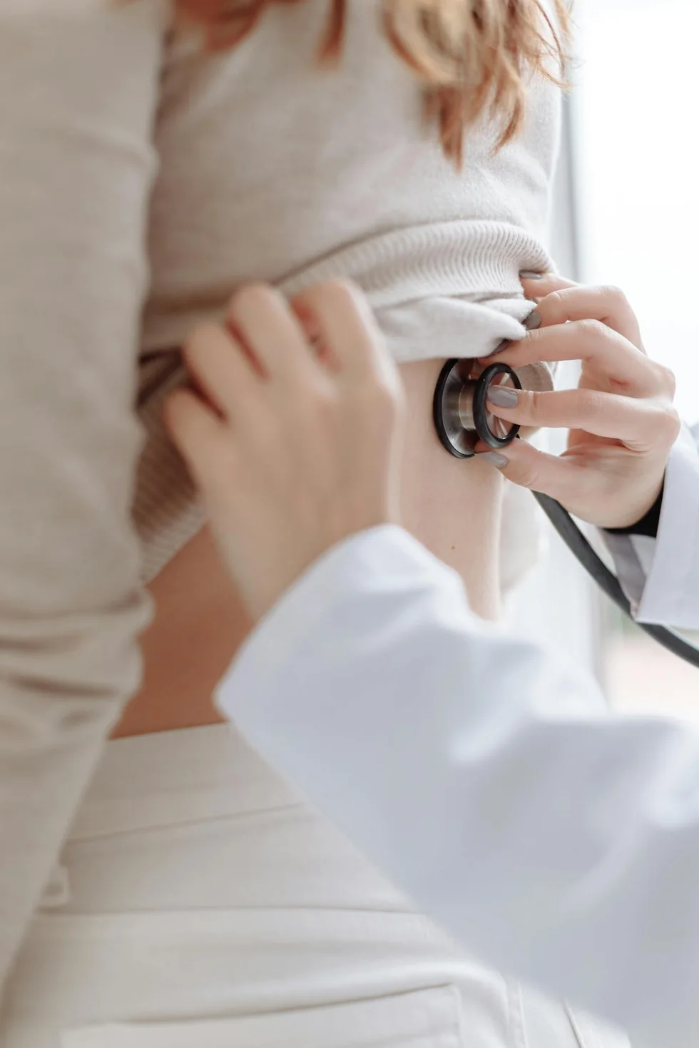 Paciente recibiendo valoración cardiológica en consulta