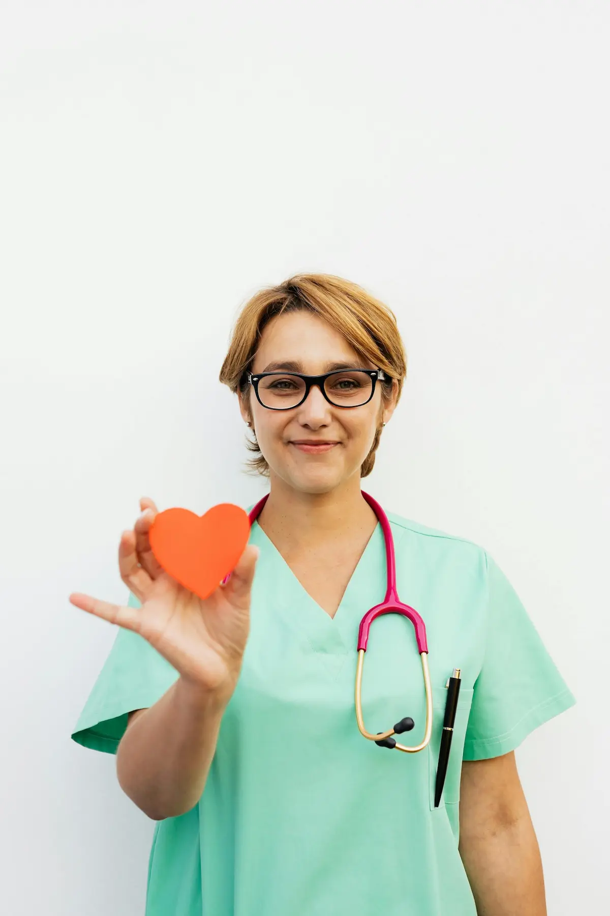 Doctora cardióloga en consulta médica