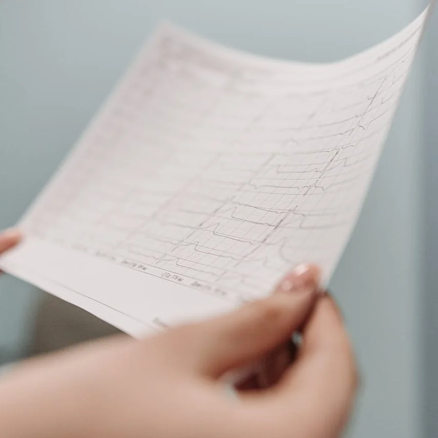 Médica revisando resultados para evaluación preoperatoria cardíaca