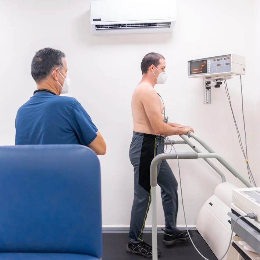 Paciente realizando prueba de esfuerzo cardiovascular